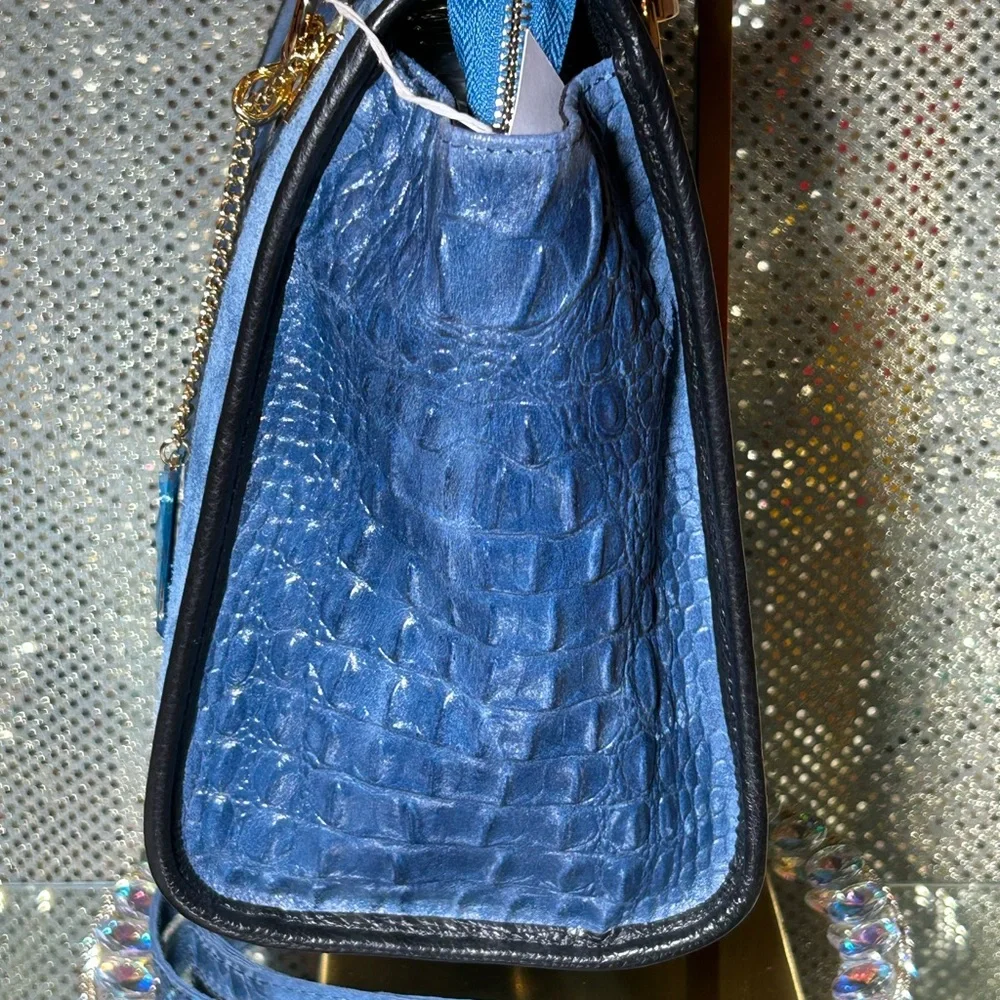 Borse in Pelle Blue Croc-Embossed Suede & Leather Bag Approx. 12” x 10” x 4” NWT - Picture 5 of 15